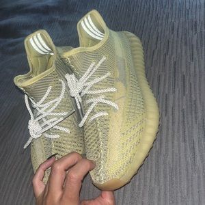 Authentic Yeezy sneakers lost box while moving !